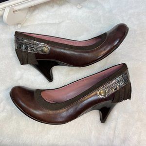 CHANII B Brown Leather w Suede Ruffle Trim and Gold Accent Heels- 7.5